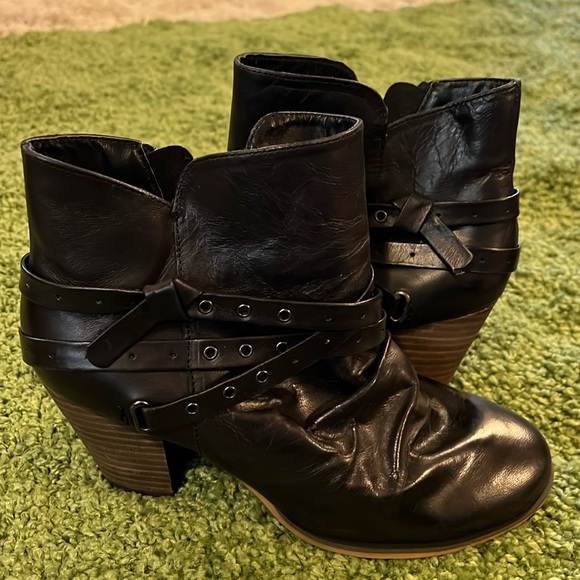 Black Belle Vita size 7wide ankle boots - Picture 1 of 6